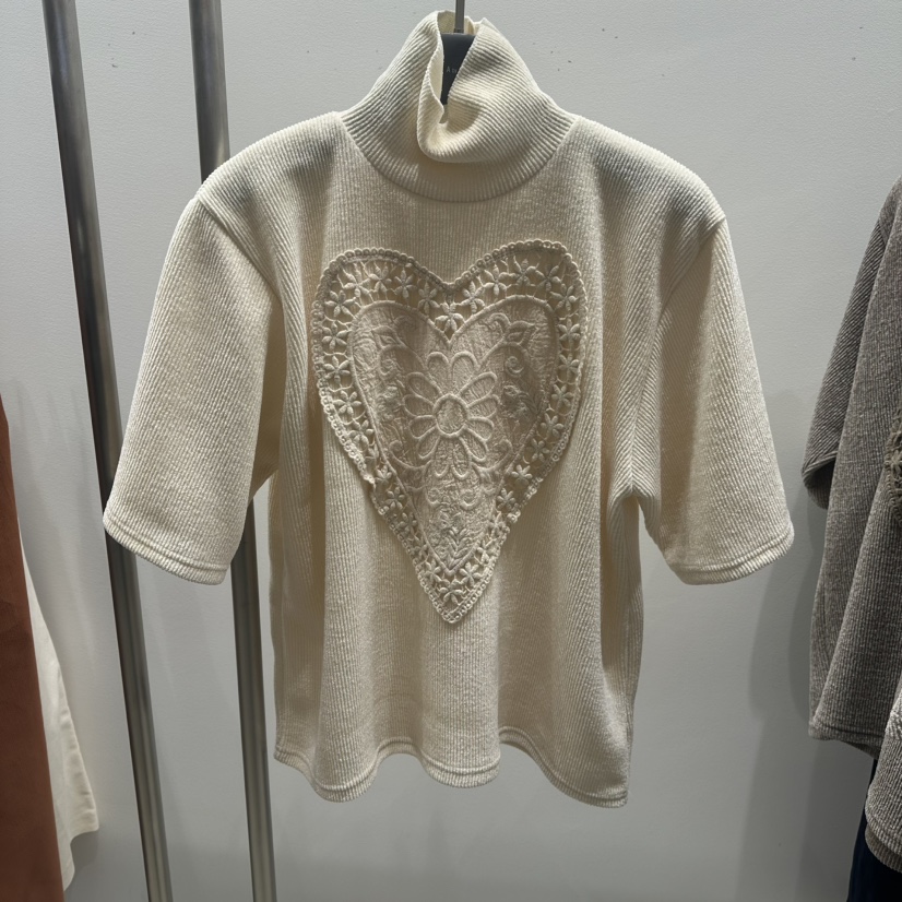 TARABY MOTION韓國直郵26秋季心形高領中袖T恤刺繡高領蕾絲TARABY MOTIONT恤圖色1