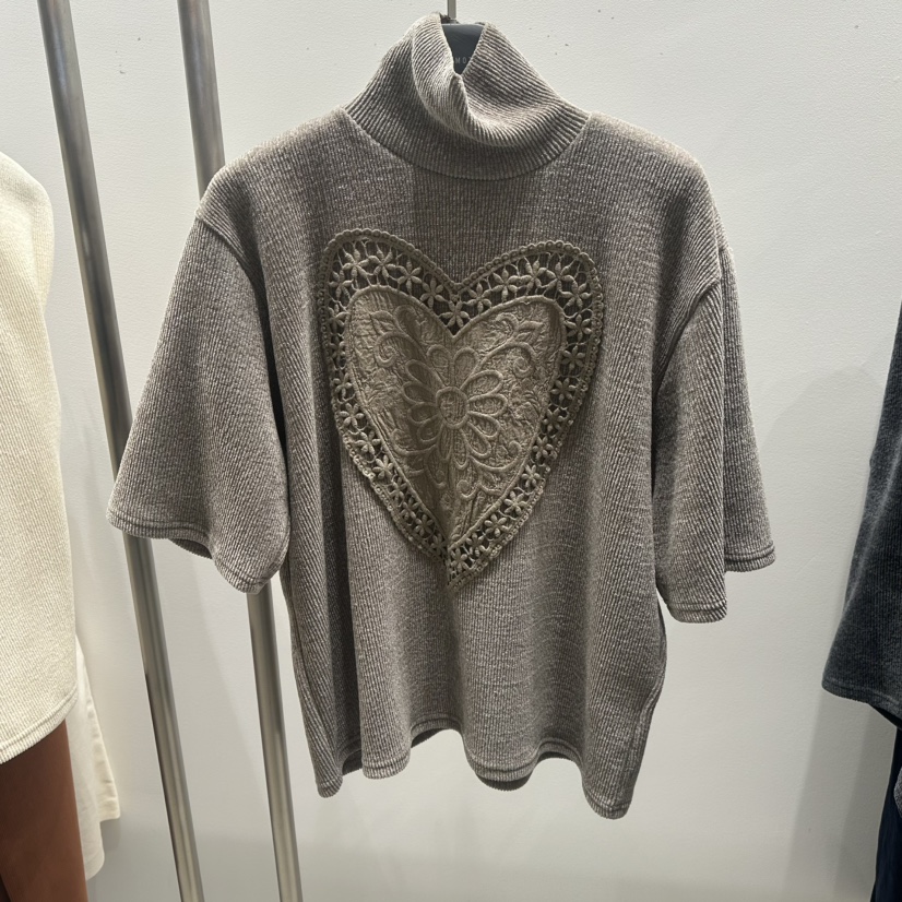 TARABY MOTION韓國直郵26秋季心形高領中袖T恤刺繡高領蕾絲TARABY MOTIONT恤圖色2