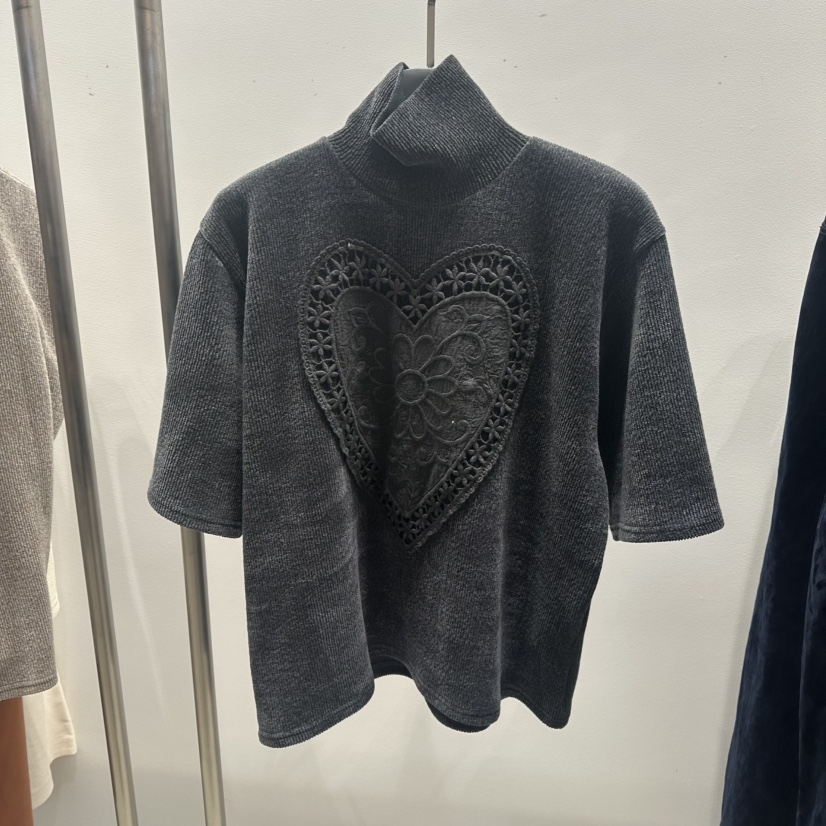 TARABY MOTION韓國直郵26秋季心形高領中袖T恤刺繡高領蕾絲TARABY MOTIONT恤圖色3
