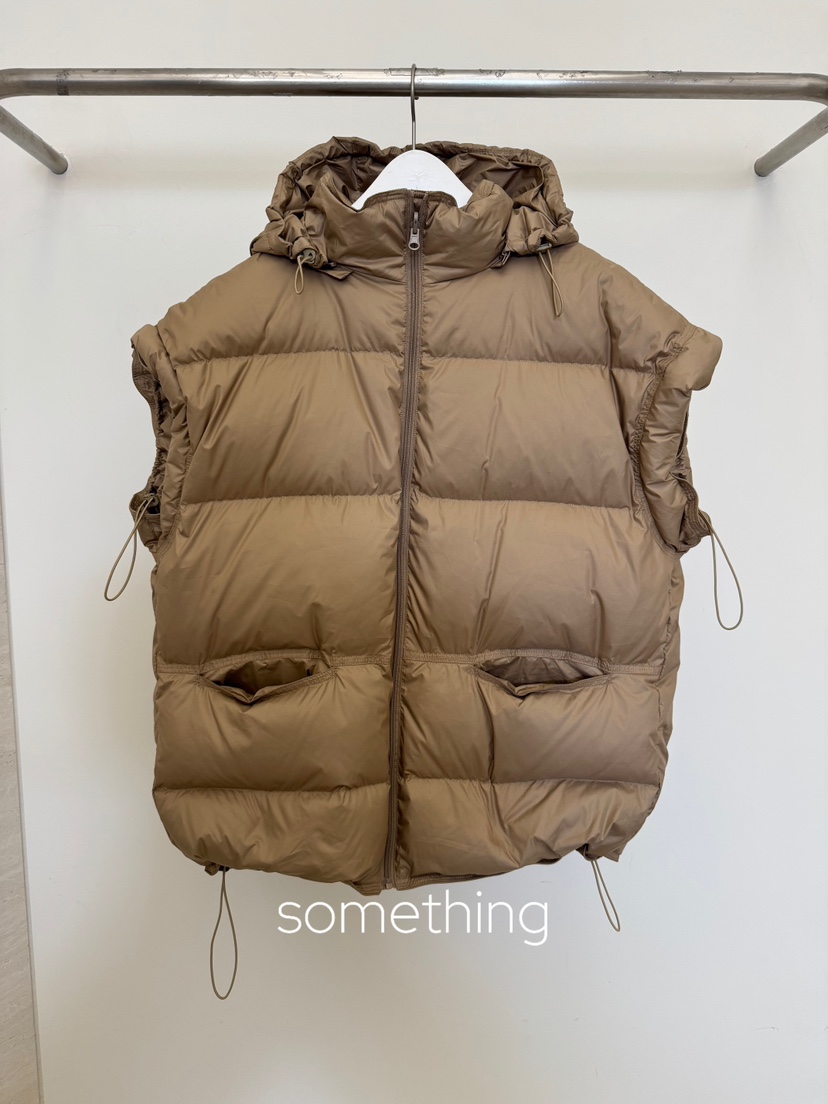 SOMETHING-L/FANCY韓國代購26秋季連帽抽繩羽絨馬甲拉鏈開合口SOMETHING-L/FANCY馬甲圖色1