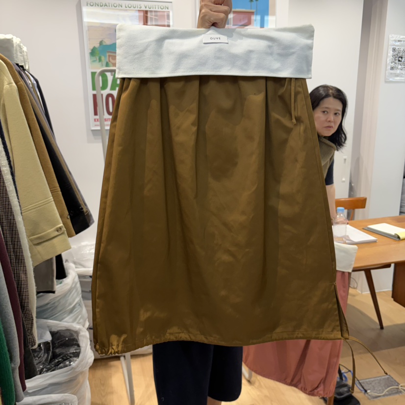 OUVE東大門代購26秋冬抽繩中長半身裙中短裙側邊開叉吊帶裙抽OUVE半身裙/中短裙圖色2