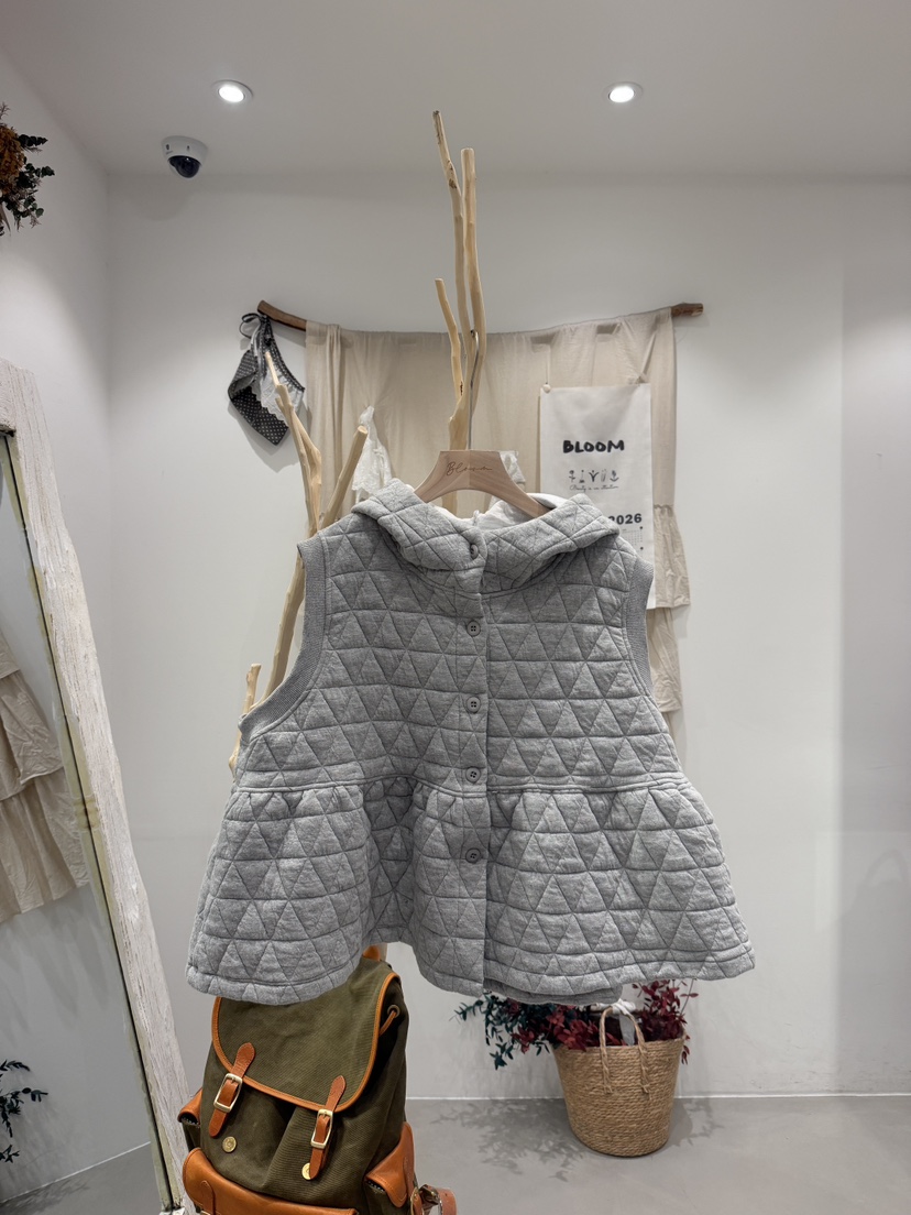 BLOOM-S東大門直郵26秋冬連帽絎縫荷葉擺馬甲單排扣絎縫連帽BLOOM-S馬甲圖色1
