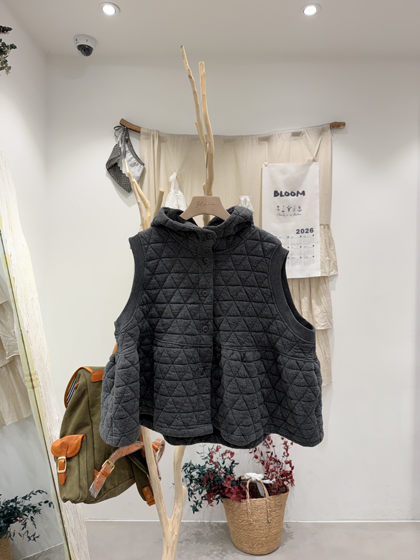 BLOOM-S東大門直郵26秋冬連帽絎縫荷葉擺馬甲單排扣絎縫連帽BLOOM-S馬甲圖色2