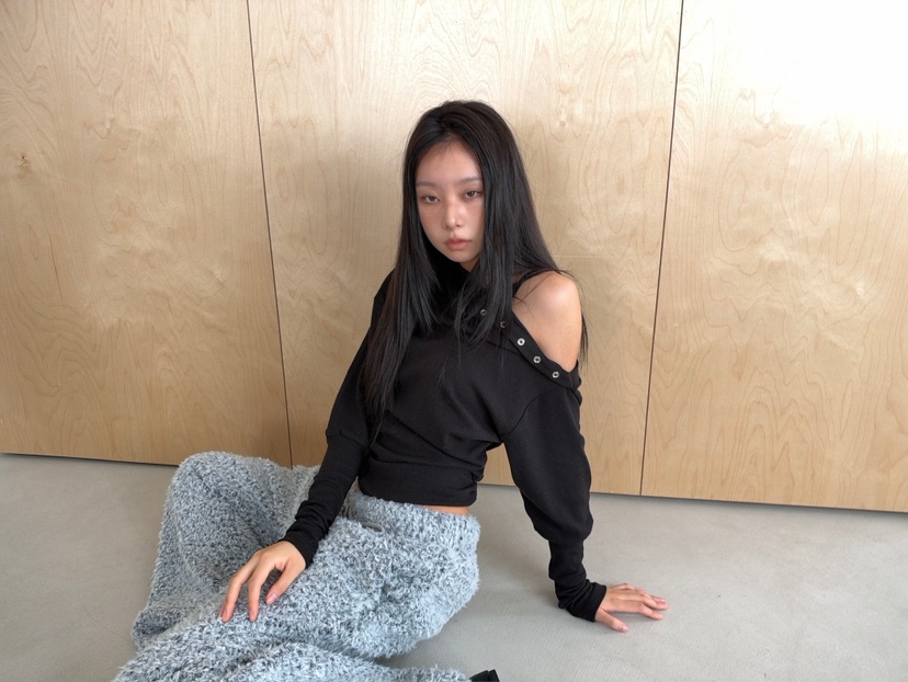 AWESOME SAUCE韓國代購26秋冬斜肩露腰長袖T恤短款落肩翻領AWESOME SAUCE長袖T恤