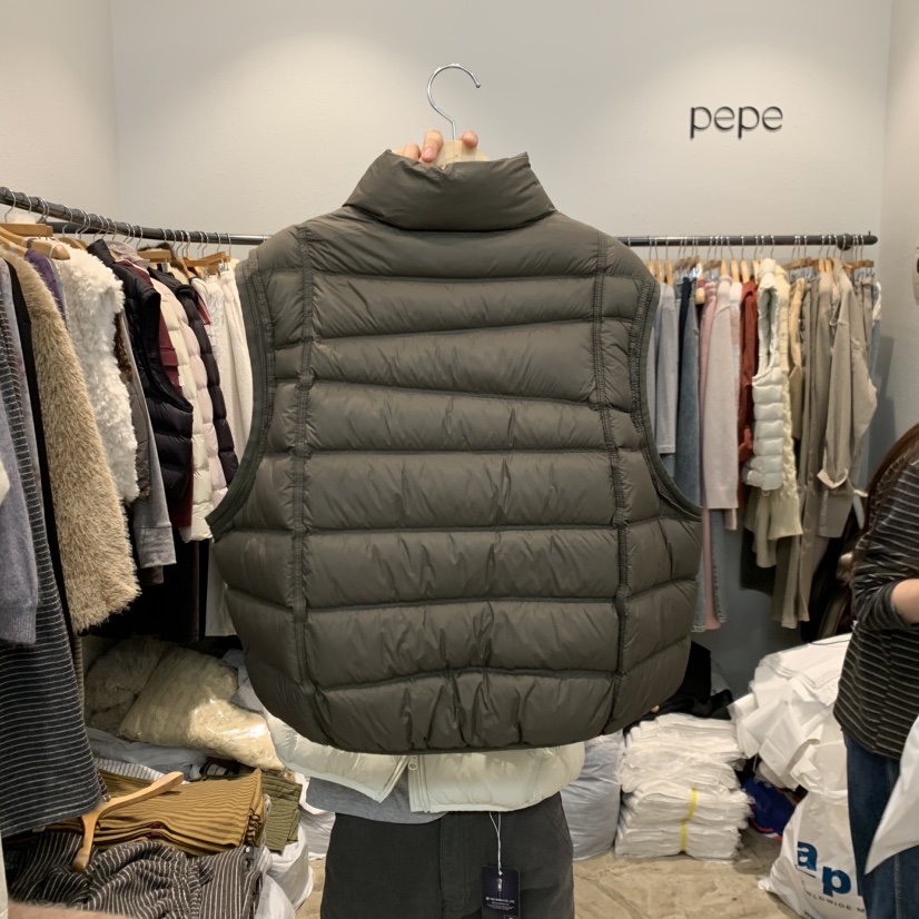 ALMOND PEPE東大門實拍26秋冬立領羽絨馬甲拉鏈開合口袋立領羽ALMOND PEPE馬甲