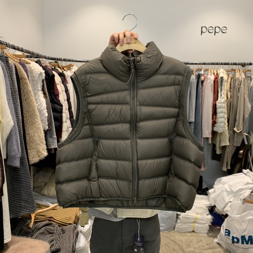 ALMOND PEPE東大門實拍26秋冬立領羽絨馬甲拉鏈開合口袋立領羽ALMOND PEPE馬甲圖色2棕色