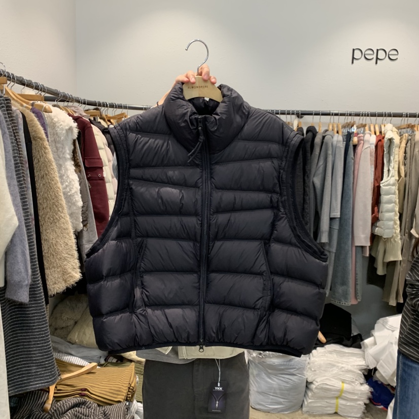 ALMOND PEPE東大門實拍26秋冬立領羽絨馬甲拉鏈開合口袋立領羽ALMOND PEPE馬甲圖色4黑