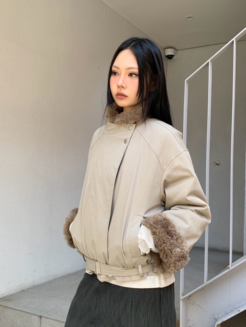 MORE THAN韓國代購26秋冬毛領毛袖短款夾克口袋毛絨立領腰帶寬MORE THAN夾克