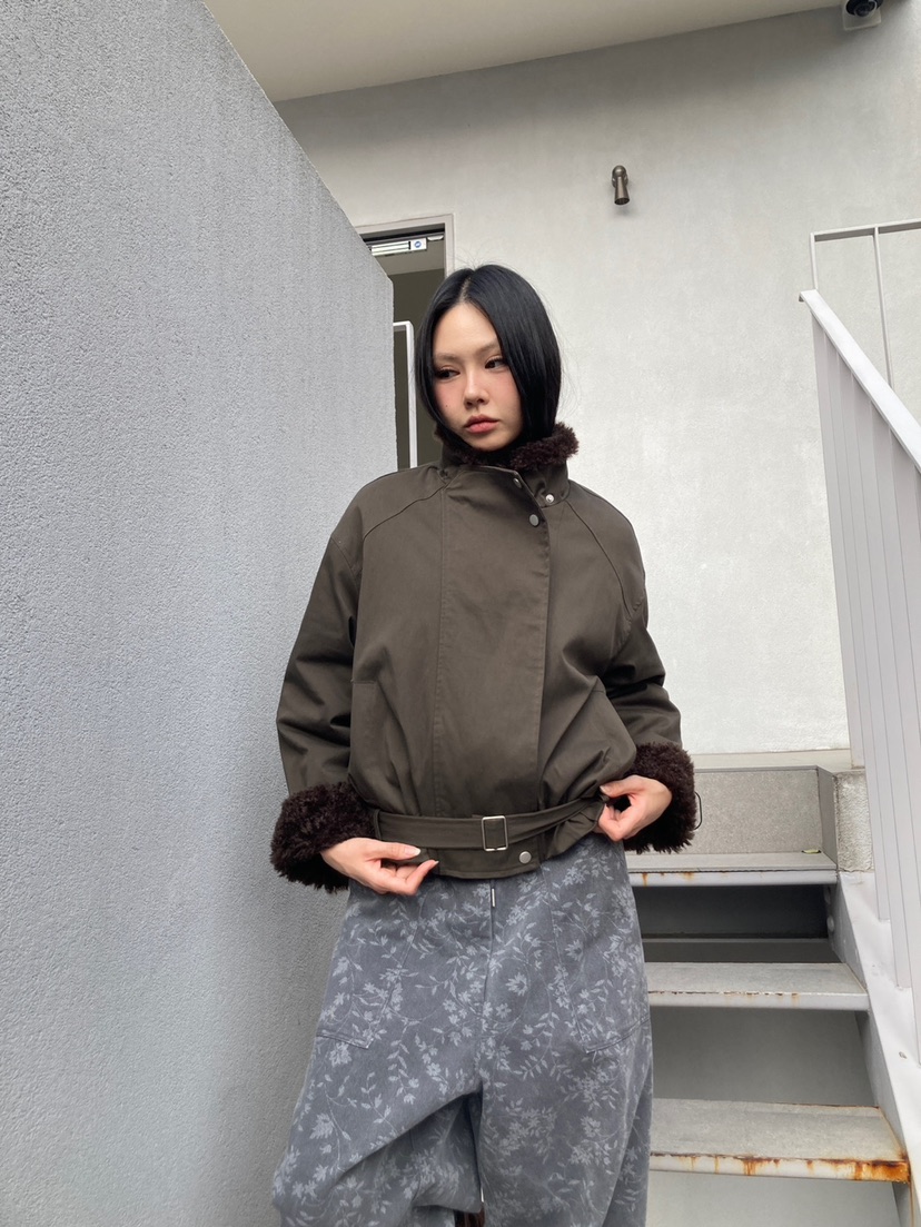 MORE THAN韓國代購26秋冬毛領毛袖短款夾克口袋毛絨立領腰帶寬MORE THAN夾克