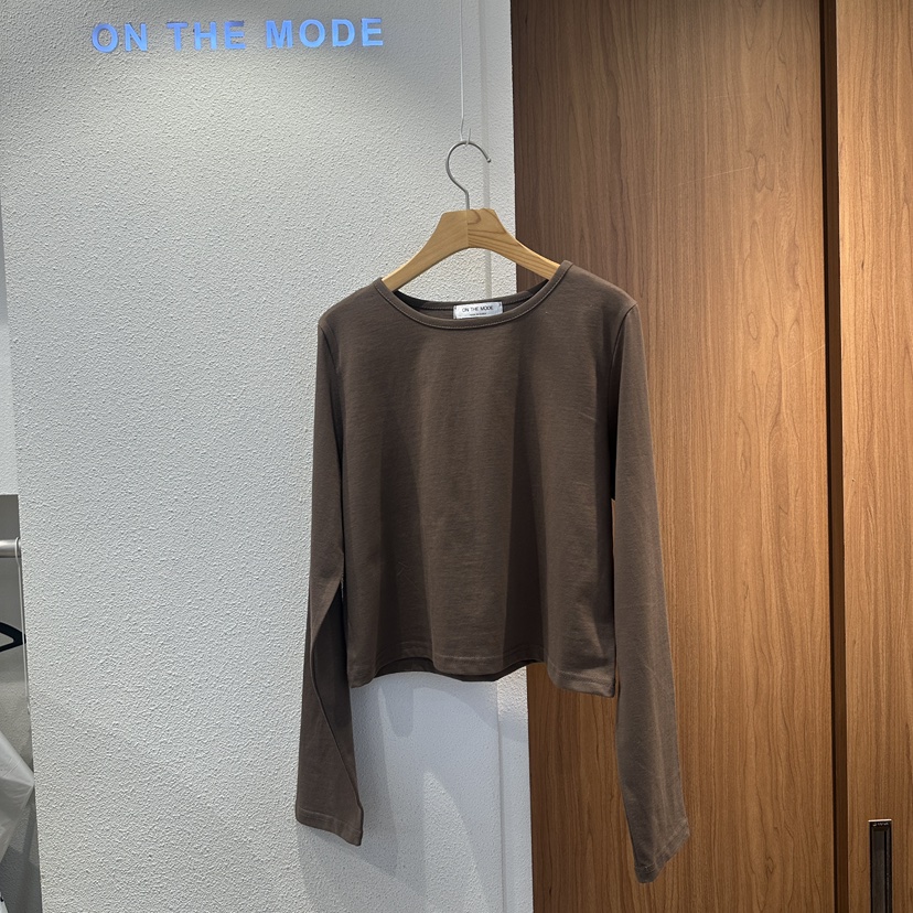 ON THE MODE東大門代購26秋冬短款圓領長袖T恤短款絲綢圓領ON THE MODE長袖T恤圖色1