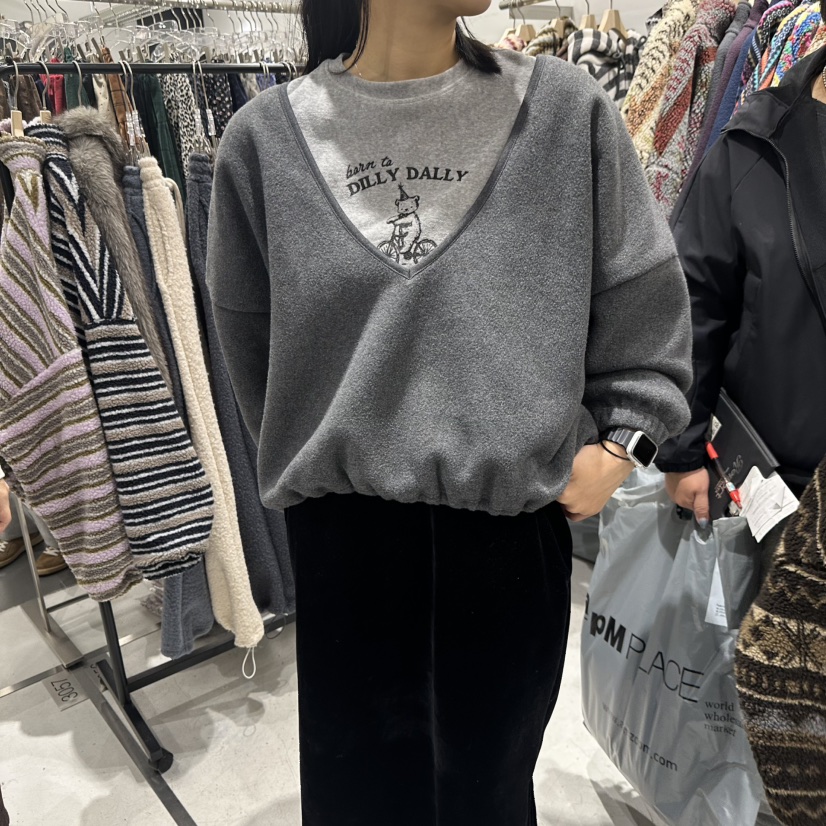 COM_BO東大門代購26秋冬V領搖粒絨上衣長袖T恤不含內搭V領落肩COM_BO長袖T恤圖色2
