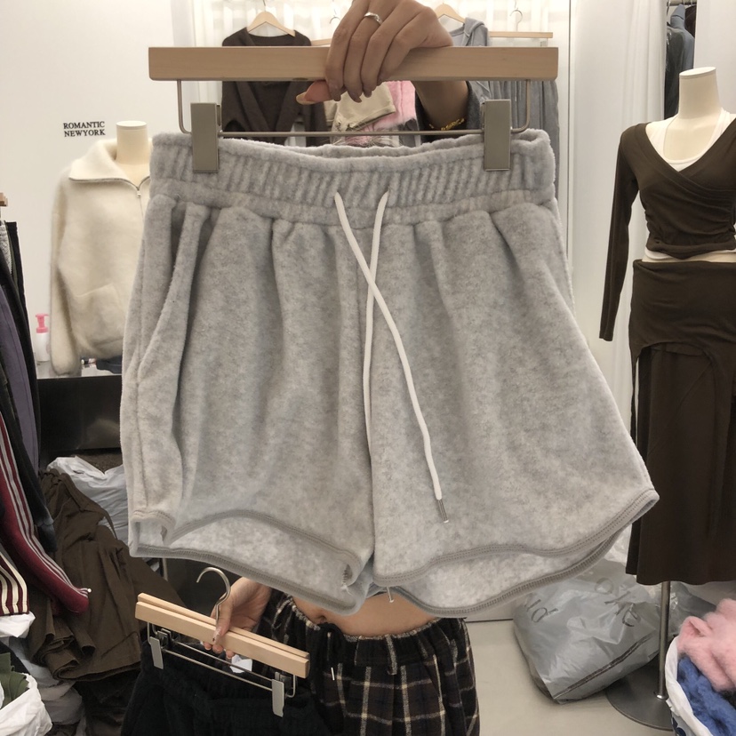 ROMANTIC NEWYORK東大門代購26秋冬毛絨松緊腰短褲口袋抓絨抽ROMANTIC NEWYORK短褲圖色1