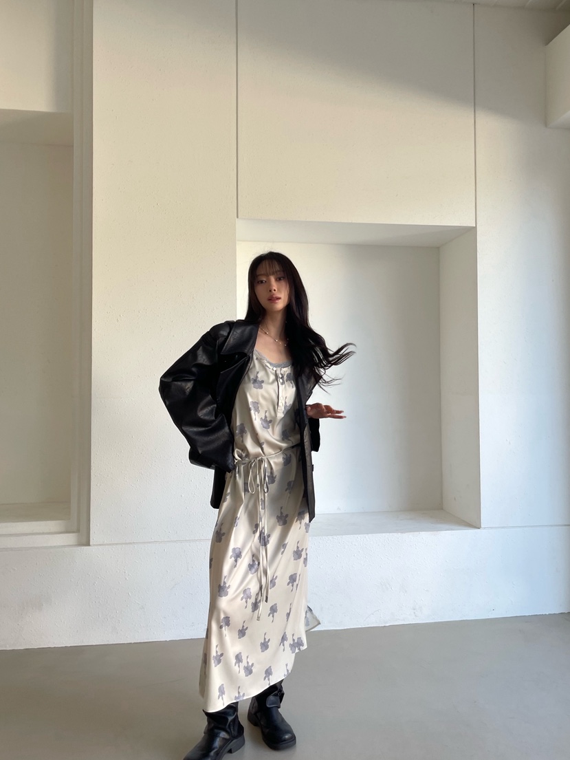 REIZ韓國直郵26秋冬緞面印花系帶收腰連衣裙系帶圓領開衩無袖REIZ連衣裙