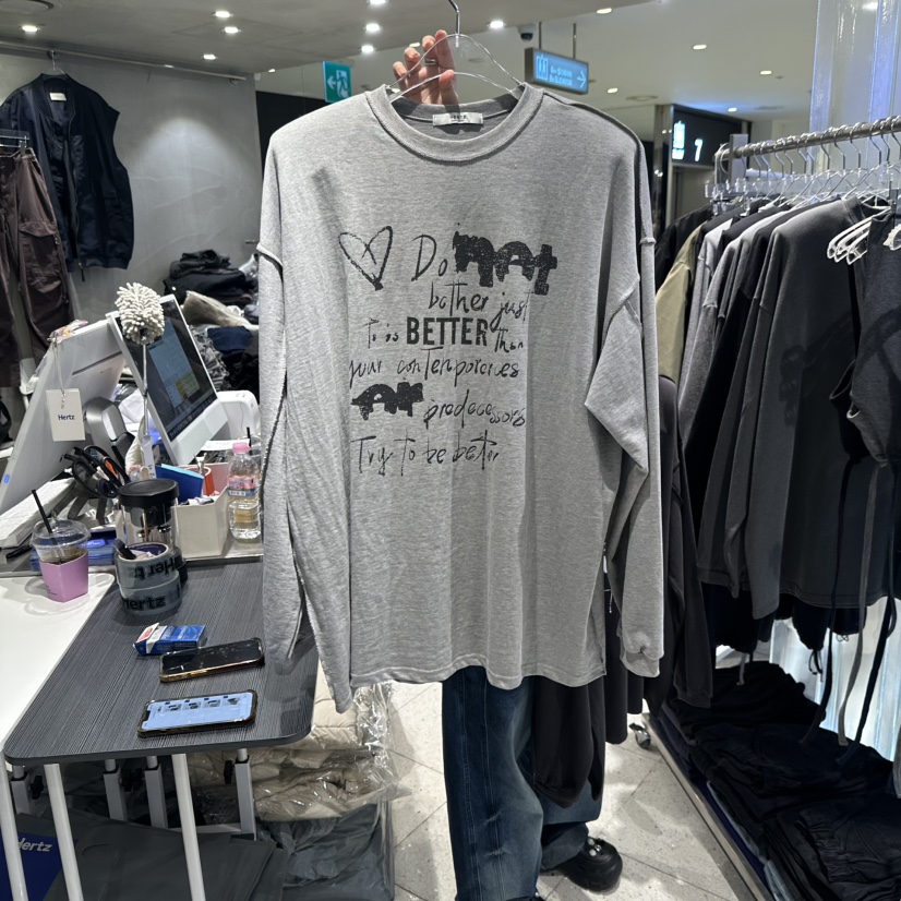 HERTZ-P韓國代購26秋冬落肩拼接涂鴉長袖T恤涂鴉落肩圓領HERTZ-P長袖T恤圖色1