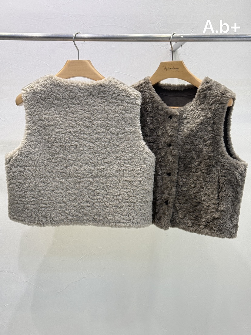 A.b+/AUTUMN BEIGE東大門代購26秋冬毛絨短款馬甲口袋黑色圓領A.b+/AUTUMN BEIGE馬甲