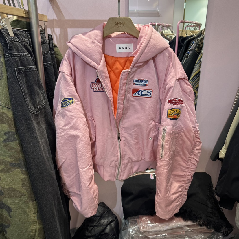 ANNA東大門代購26秋冬徽章裝飾短款連帽棉服短款棉服短款褶皺ANNA短款棉服圖色1