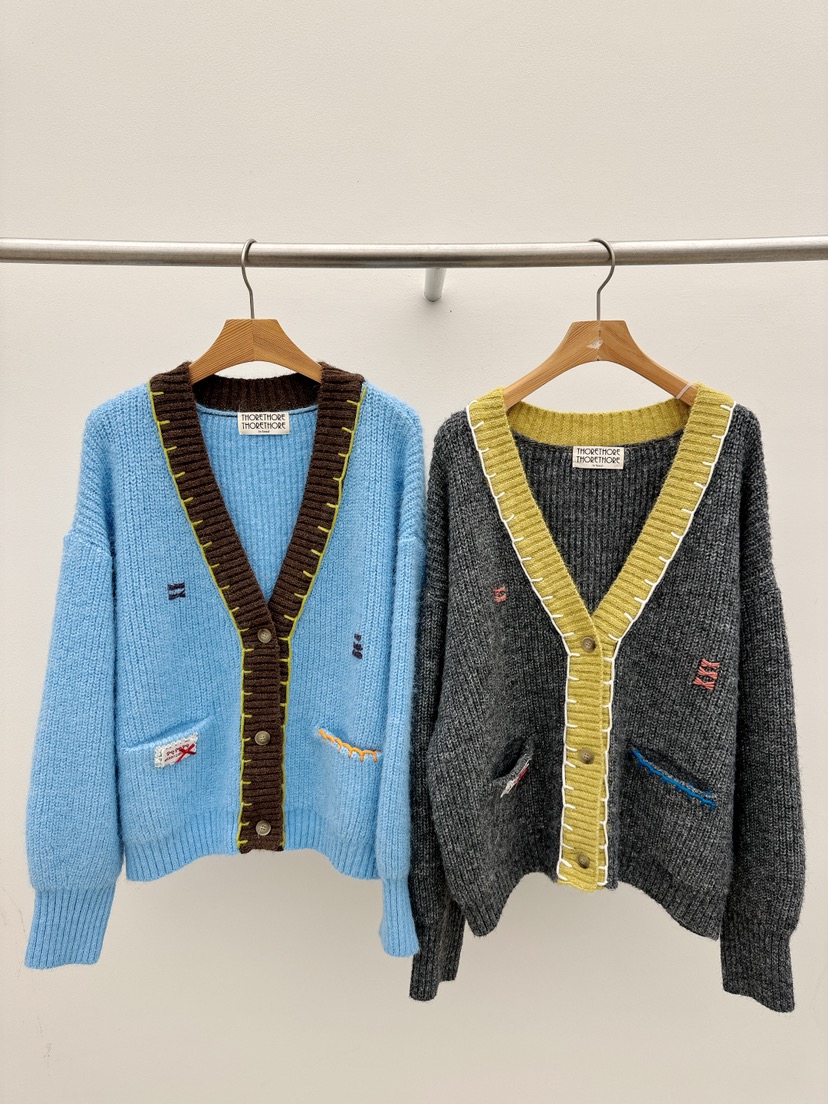 THORE東大門代購26秋冬撞色V領刺繡針織開衫單排扣V領口袋刺繡THORE開衫