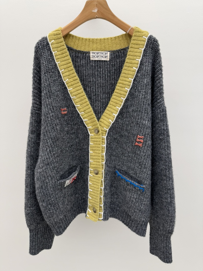 THORE東大門代購26秋冬撞色V領刺繡針織開衫單排扣V領口袋刺繡THORE開衫圖色1