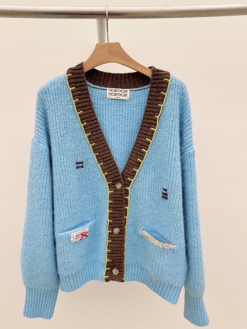 THORE東大門代購26秋冬撞色V領刺繡針織開衫單排扣V領口袋刺繡THORE開衫圖色2