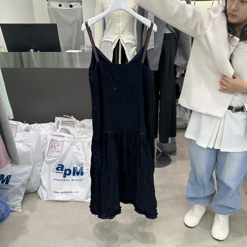WAVEWATER韓國代購26秋冬褶皺光澤吊帶連衣裙可調節荷葉邊V領WAVEWATER連衣裙