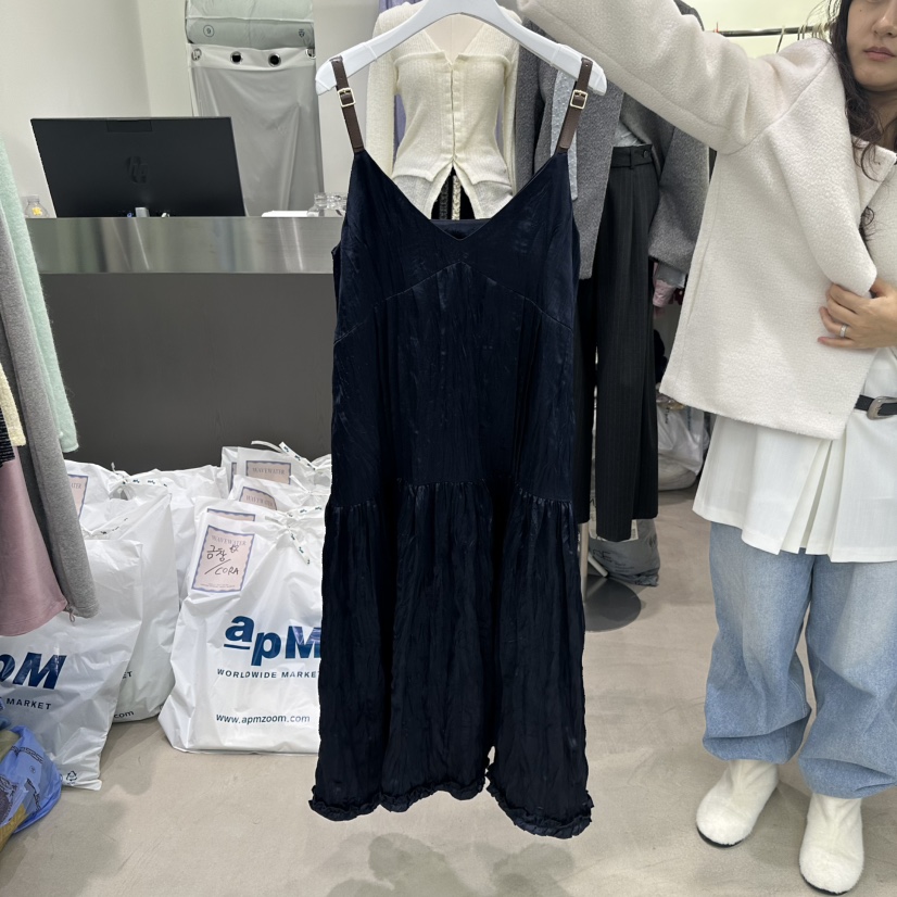 WAVEWATER韓國代購26秋冬褶皺光澤吊帶連衣裙可調節荷葉邊V領WAVEWATER連衣裙圖色2