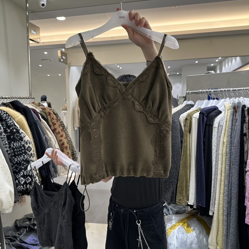 SHOP BENE_Bene東大門代購26秋冬蕾絲毛絨吊帶背心V領蕾絲褶皺SHOP BENE_Bene吊帶/背心圖色3