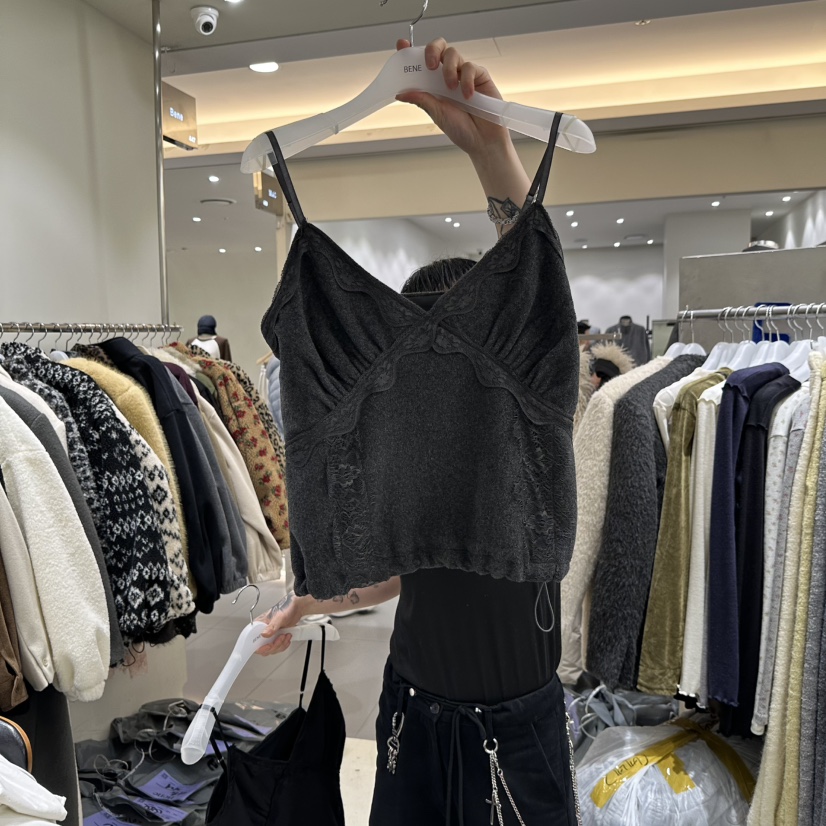 SHOP BENE_Bene東大門代購26秋冬蕾絲毛絨吊帶背心V領蕾絲褶皺SHOP BENE_Bene吊帶/背心圖色4墨色