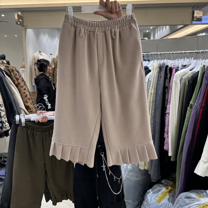 SHOP BENE_Bene東大門實拍26秋冬荷葉邊闊腿刷毛短褲荷葉邊SHOP BENE_Bene短褲圖色2