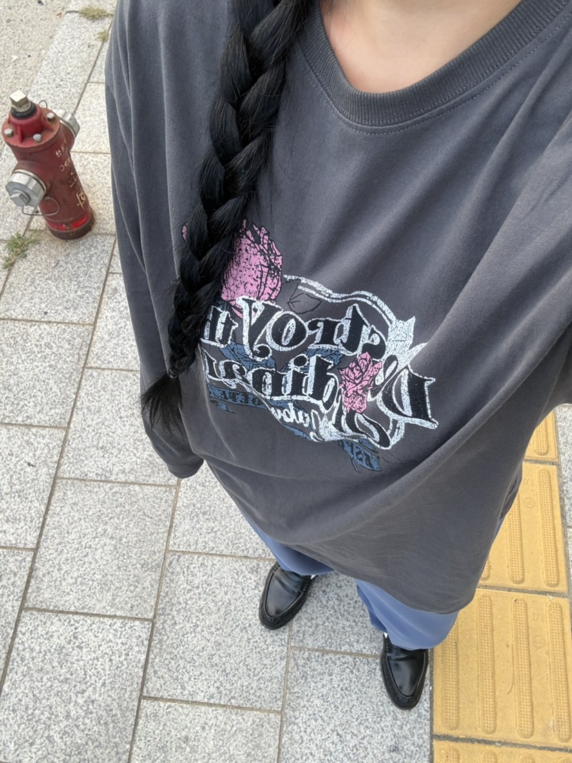 LIVE AID-P東大門實拍26秋冬圓領落肩印花長袖T恤字母印花落肩LIVE AID-P長袖T恤