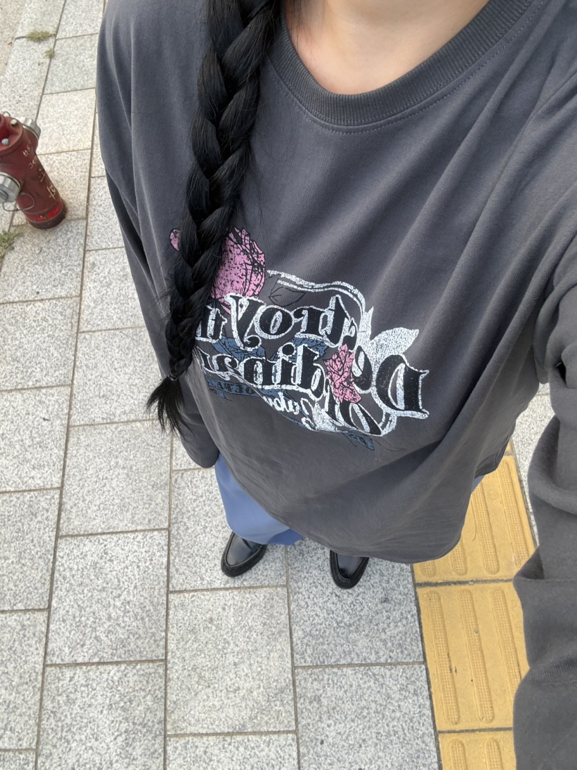 LIVE AID-P東大門實拍26秋冬圓領落肩印花長袖T恤字母印花落肩LIVE AID-P長袖T恤