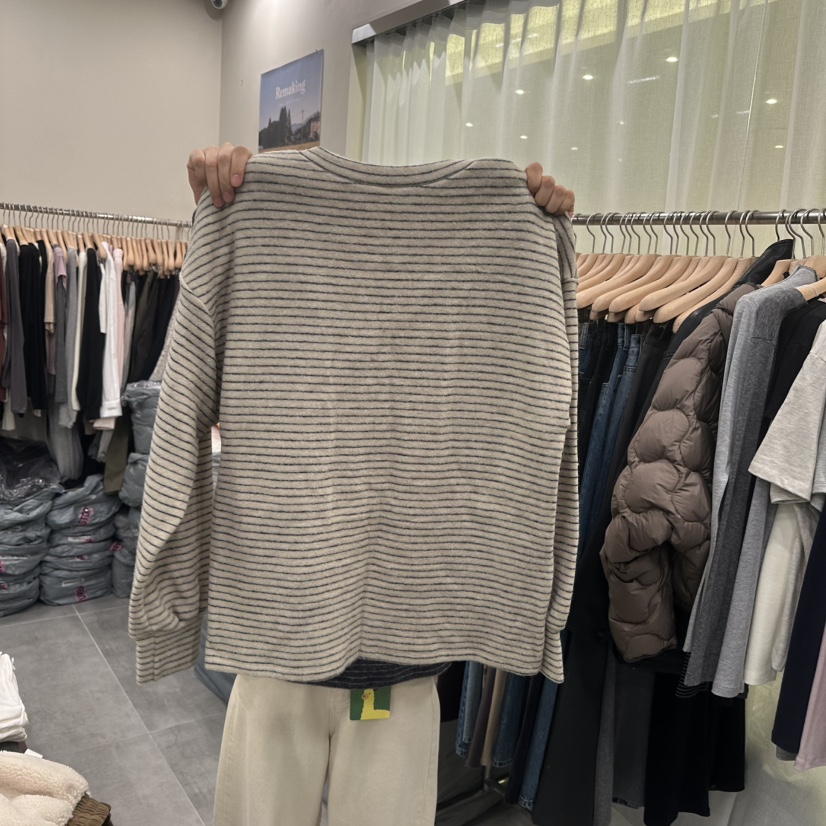 Remaking/URBANSTORY東大門實拍26秋冬深領假兩件條紋針織衫長Remaking/URBANSTORY長袖T恤