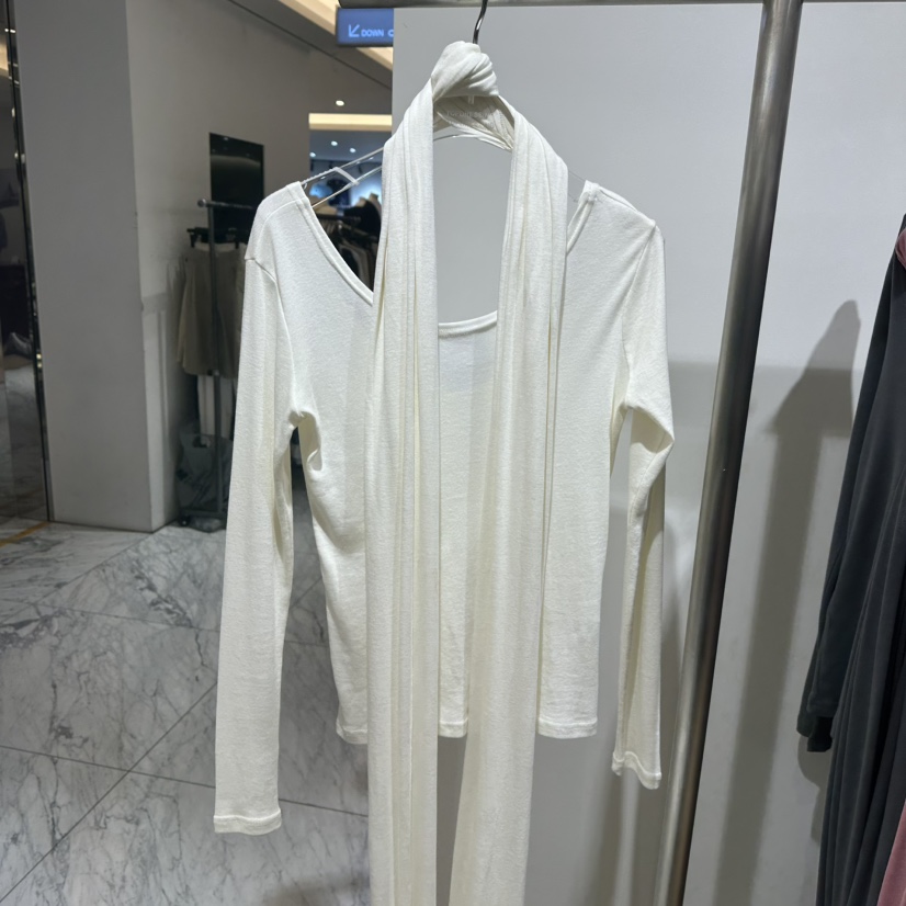 TOPDRESSING東大門直郵26秋冬V領修身T恤配圍巾長袖T恤含圍巾VTOPDRESSING長袖T恤圖色1