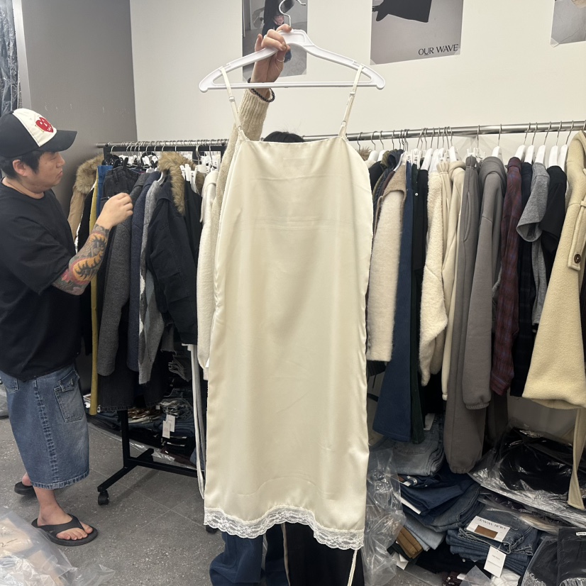 OURWAVE/OUR ROOM東大門實拍26秋冬蕾絲緞面吊帶裙連衣裙V領抽OURWAVE/OUR ROOM連衣裙
