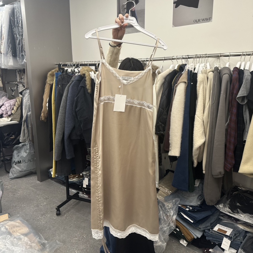 OURWAVE/OUR ROOM東大門實拍26秋冬蕾絲緞面吊帶裙連衣裙V領抽OURWAVE/OUR ROOM連衣裙圖色2