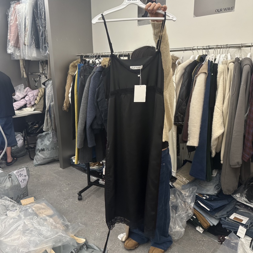OURWAVE/OUR ROOM東大門實拍26秋冬蕾絲緞面吊帶裙連衣裙V領抽OURWAVE/OUR ROOM連衣裙圖色3