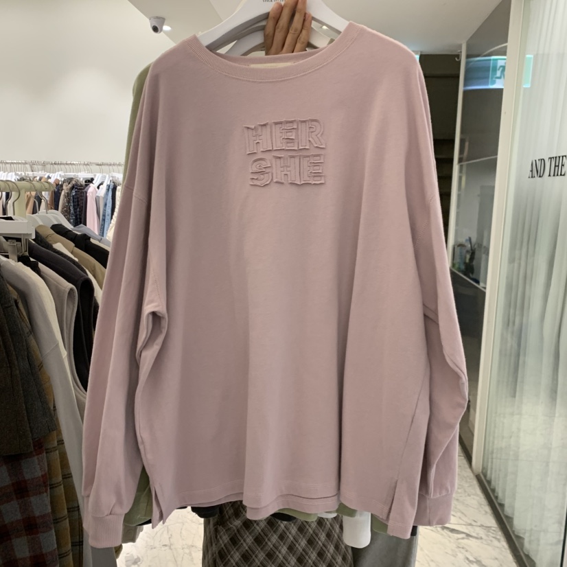 VENIR-A韓國代購26秋冬立體刺繡圓領長袖T恤字母刺繡落肩圓領VENIR-A長袖T恤圖色1