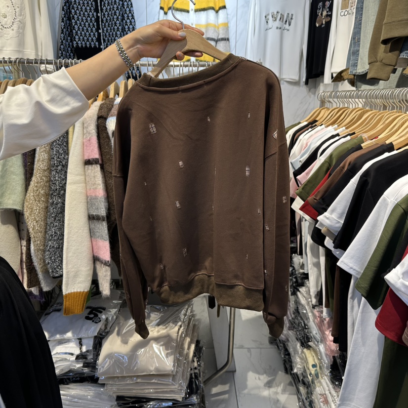 COCO HOLIC東大門實拍26秋冬刺繡格紋圓領短款衛衣格紋落肩圓COCO HOLIC衛衣