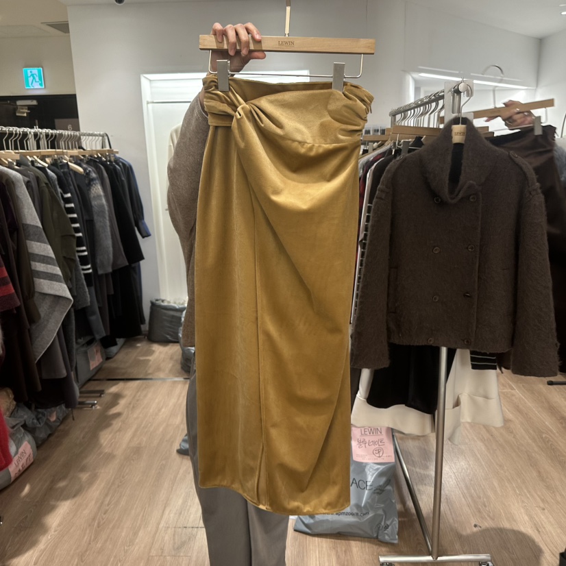 LEWIN東大門實拍26秋冬扭結絲絨及地長裙直筒垂墜LEWIN長裙圖色4