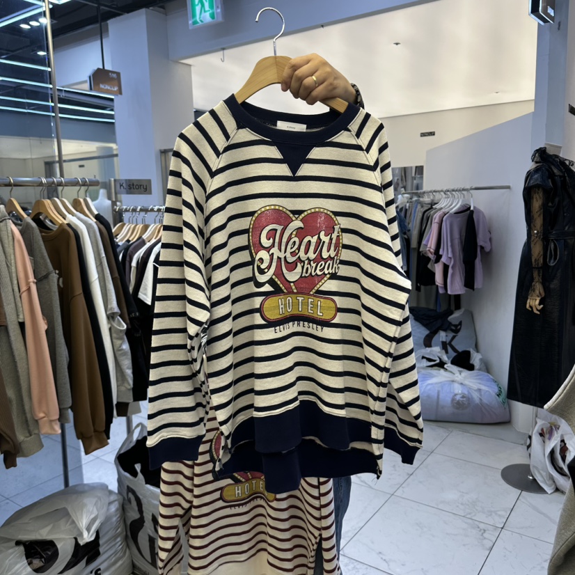 K STORY韓國代購26秋冬條紋愛心印花衛衣插肩袖圓領K STORY衛衣圖色1