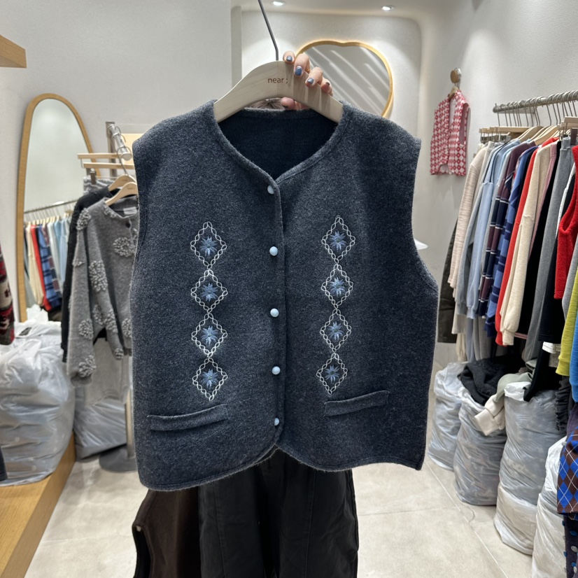 NEAR韓國代購26秋冬刺繡圓領無袖針織馬甲單排扣刺繡圓領無袖NEAR馬甲圖色1