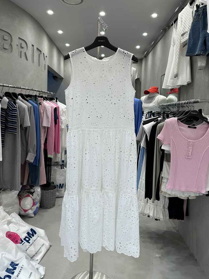 CELEBRITY-A韓國直郵㊣東大門實拍女裝新品時尚連衣裙刺繡CELEBRITY-A連衣裙