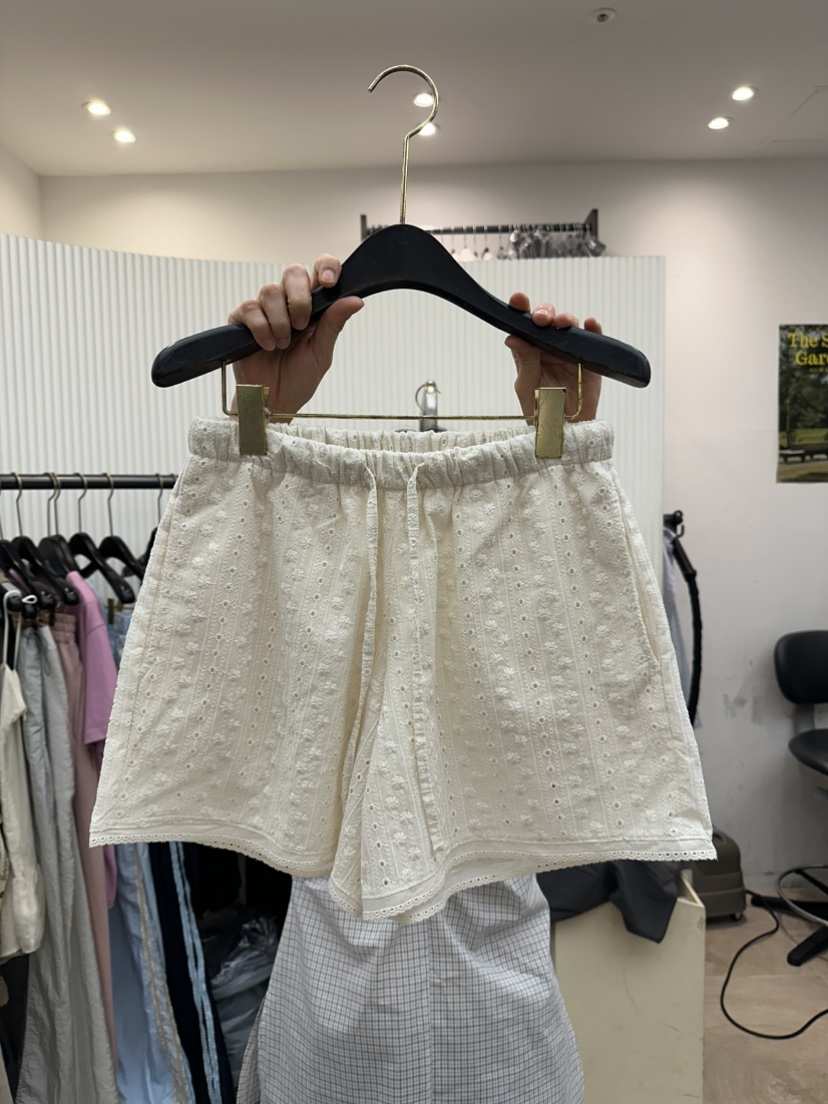 BETWEEN US韓國代購㊣女士新品熱賣時尚人氣推薦真品短褲花朵JICJO:SEOUL短褲