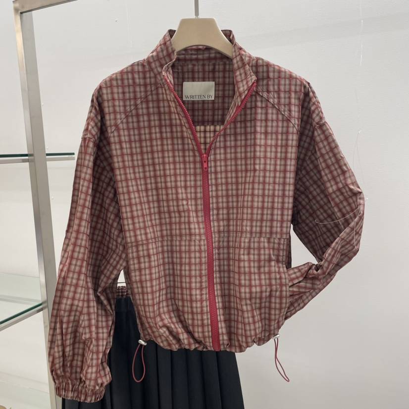WRITTEN BY東大門㊣實拍女裝新品時尚人氣休閑職業推薦夾克WRITTEN BY夾克