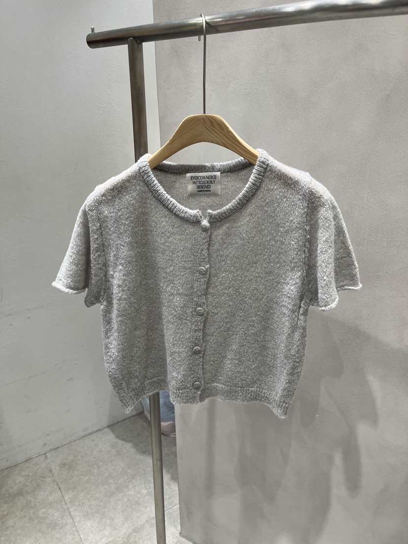 EVERCOMMERCE METICULOUSLY DESIGNED東大門直郵女裝新品熱賣針織衫EVERCOMMERCE METICULOUSLY DESIGNED針織衫