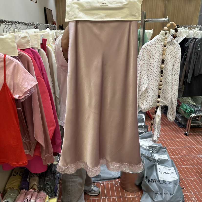 E/E/E韓國代購女裝新品真品推薦休閑人氣熱賣職業長裙緞面E/E/E長裙