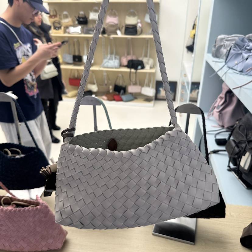 LEONIE韓國直郵女裝新款26春夏時尚熱賣單肩斜跨包不含飾品LEONIE單肩/斜跨包