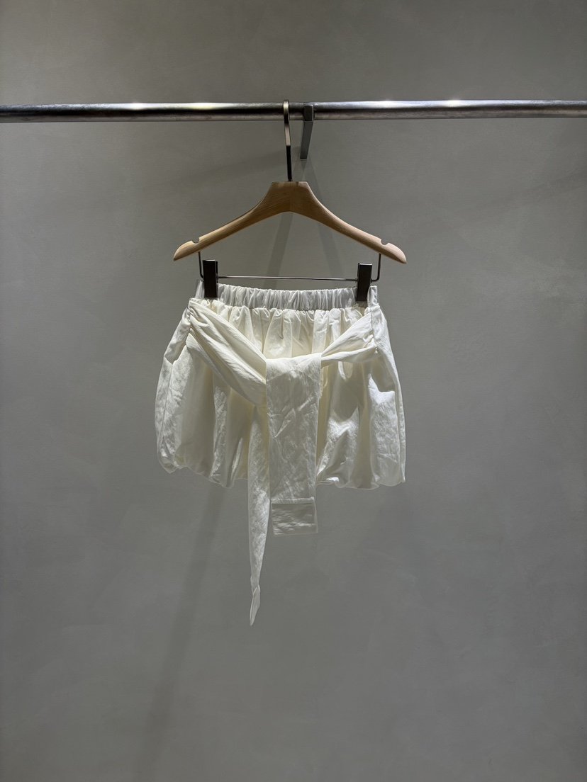 TOO HOT韓國東大門直郵女裝新款26春夏職業短裙系帶花朵TOO HOT短裙