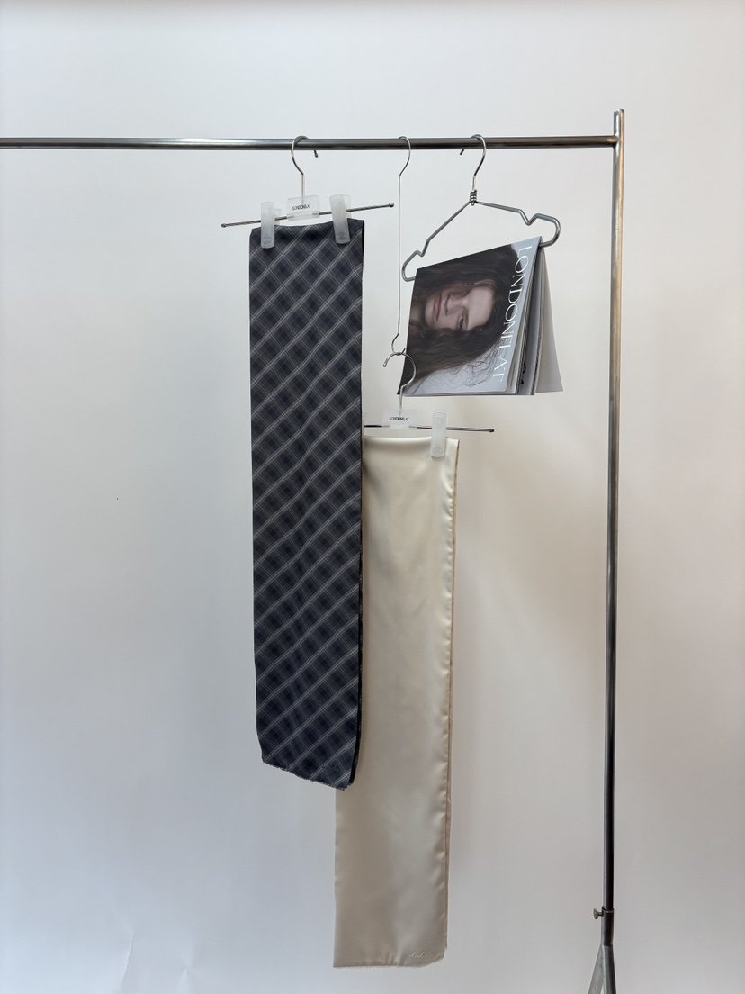 LONDON FLAT韓國直郵女裝新款真品圍巾披肩柔軟圍巾緞面LONDON FLAT圍巾/披肩