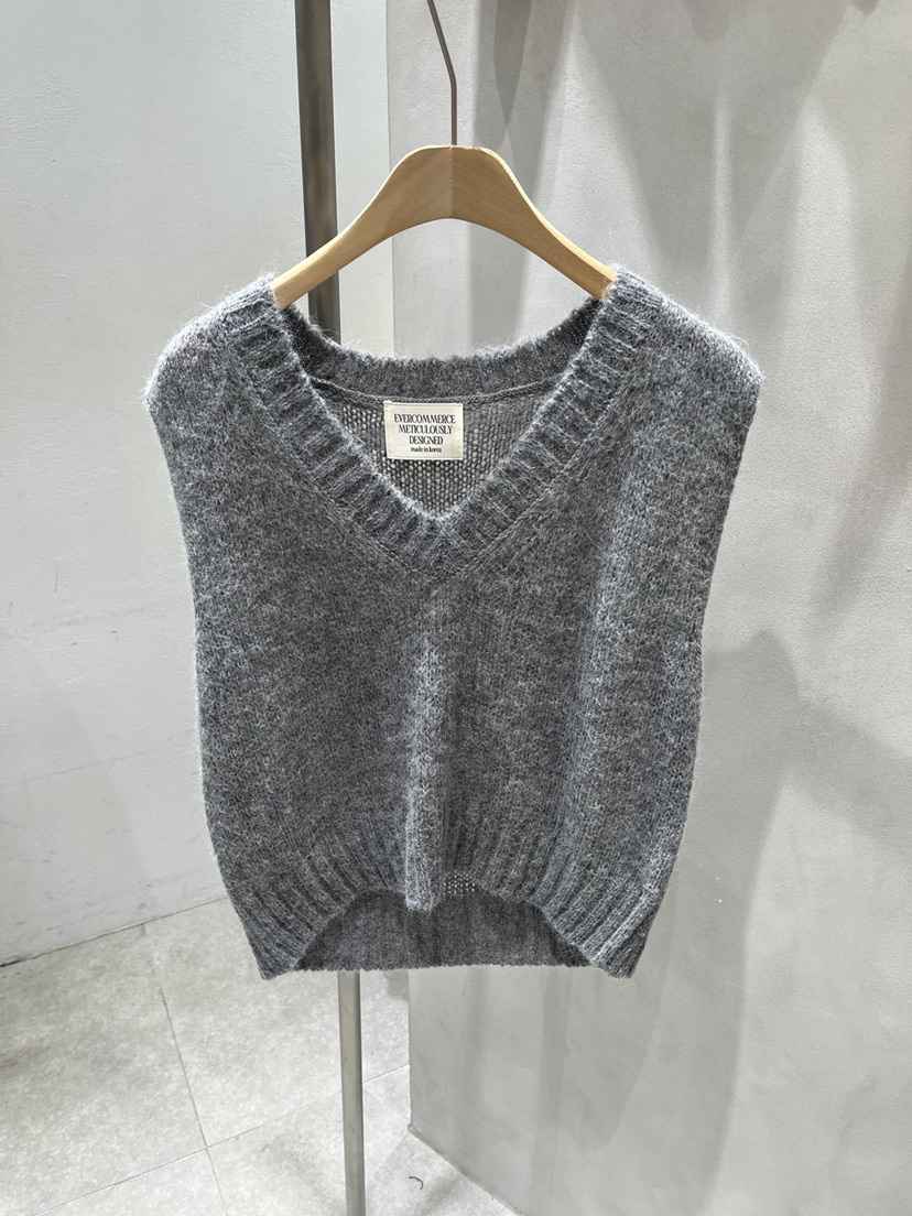 EVERCOMMERCE METICULOUSLY DESIGNED東大門實拍女士新款推薦馬甲羊駝EVERCOMMERCE METICULOUSLY DESIGNED馬甲