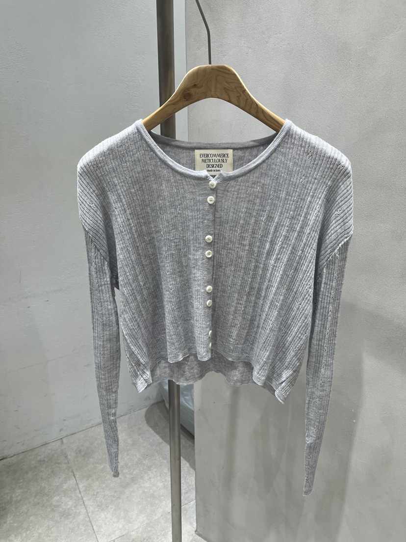 EVERCOMMERCE METICULOUSLY DESIGNED東大門直郵女裝新品真品針織衫雙按鈕EVERCOMMERCE METICULOUSLY DESIGNED針織衫
